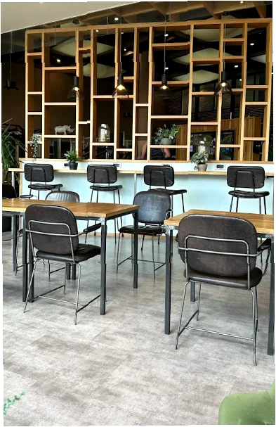 David Lloyd Amsterdam 2026 | Membership Prices, Opening Hours & Facilities Guide 5 Contemporary café-style seating area inside a health club